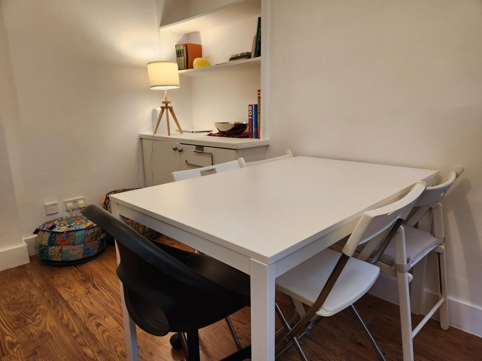 Cozy & Charming 2-bedroom Flat In Prime Apartment