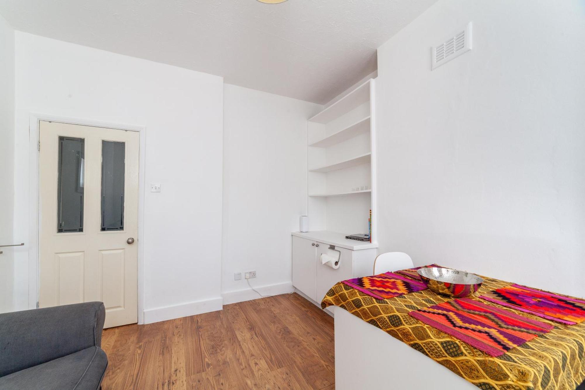 Cozy & Charming 2-bedroom Flat In Prime Leilighet *