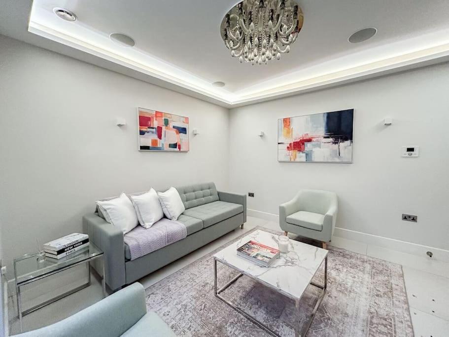 Stylish And Spacious In Prime * Londen