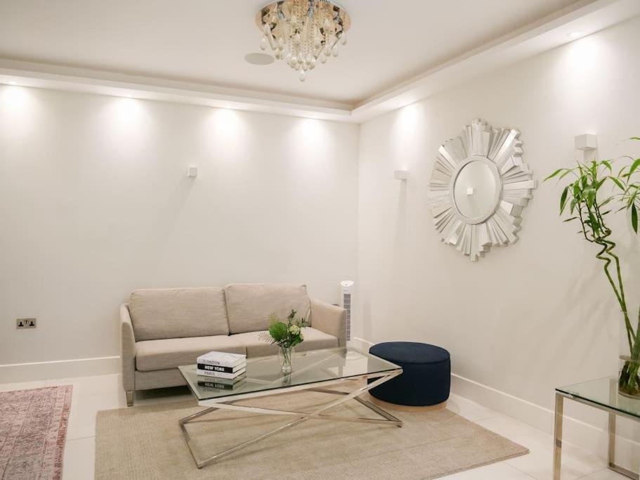 Stylish And Spacious In Prime * Londen