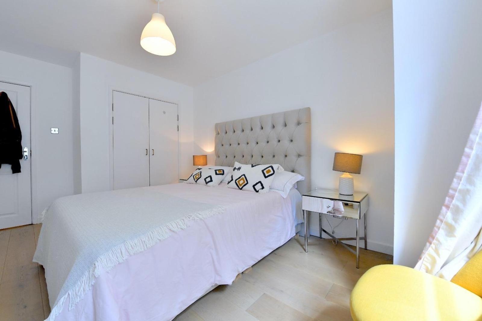2 Bedrooms Sleep 6 Free Parking * Londen