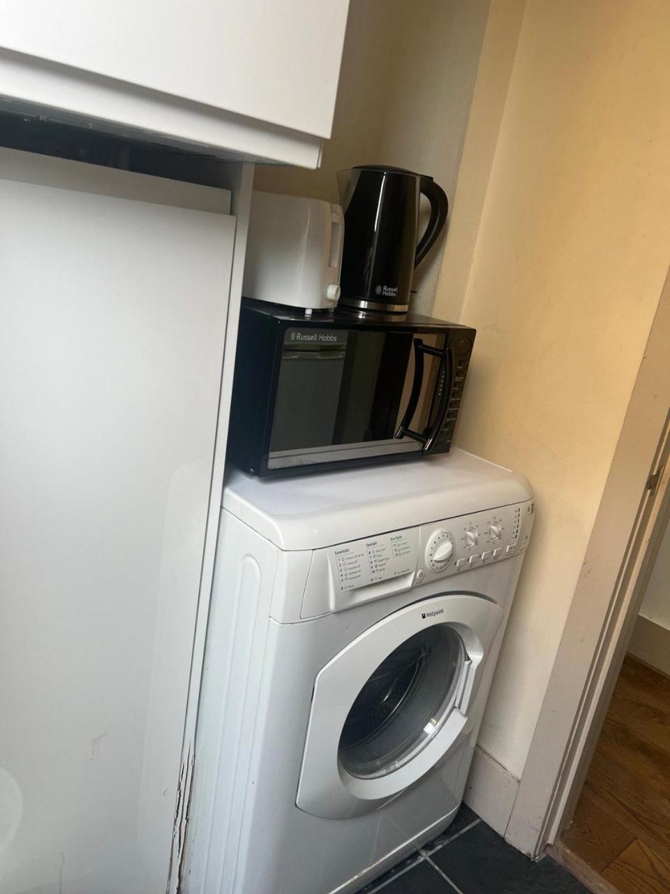 Self Contain With Room, Double Bed, Kitchen * Londra