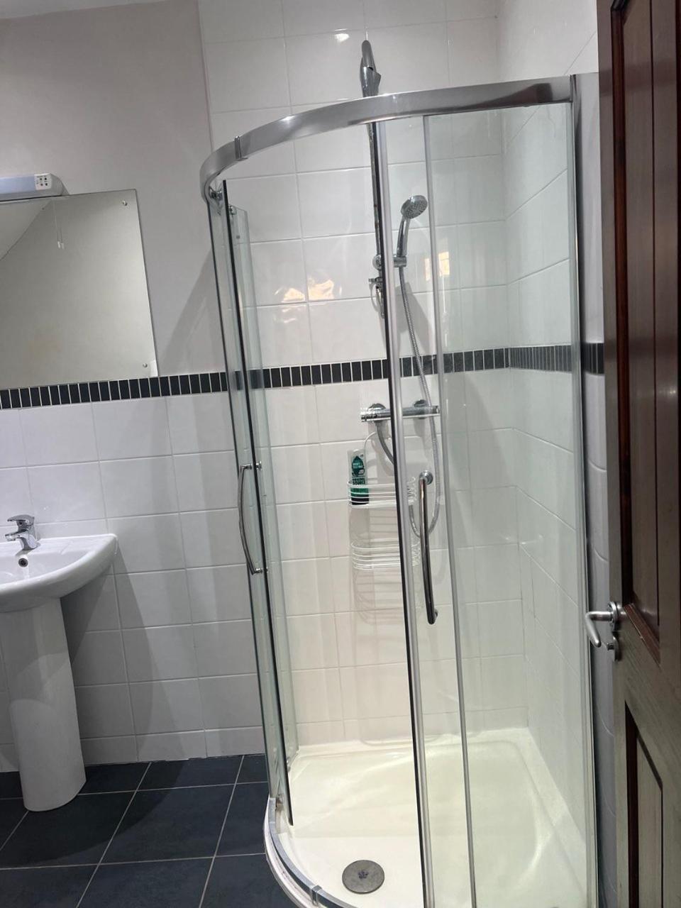 Self Contain With Room, Double Bed, Kitchen Londra