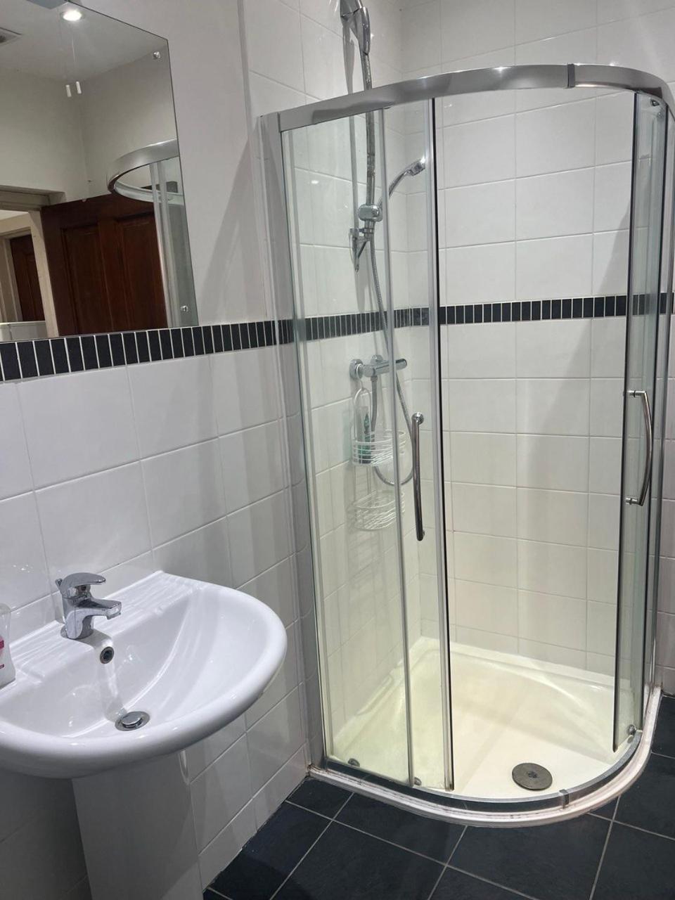 Self Contain With Room, Double Bed, Kitchen Londra