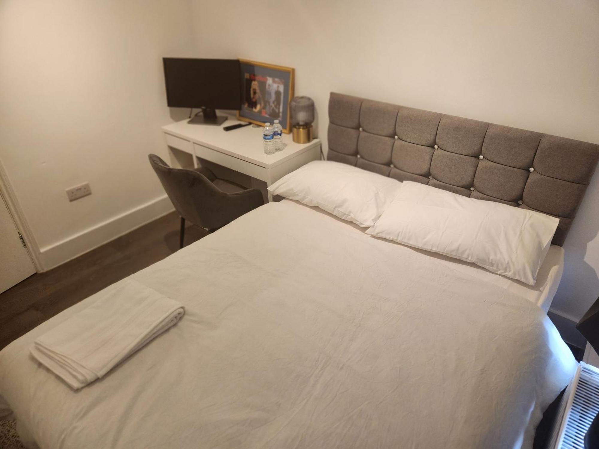 Flat With Work Station, Monitor, Smart Tv & Netflix * London
