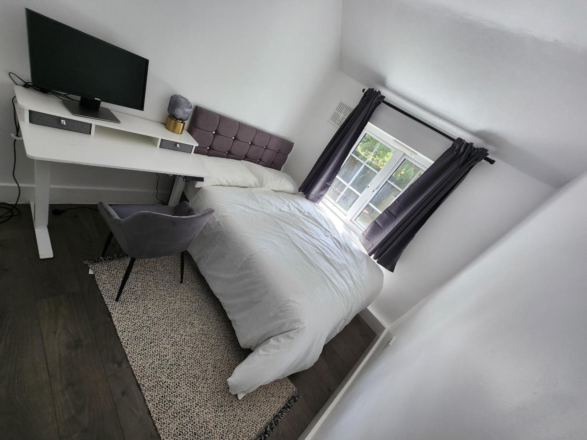 Flat With Work Station, Monitor, Smart Tv & Netflix *
