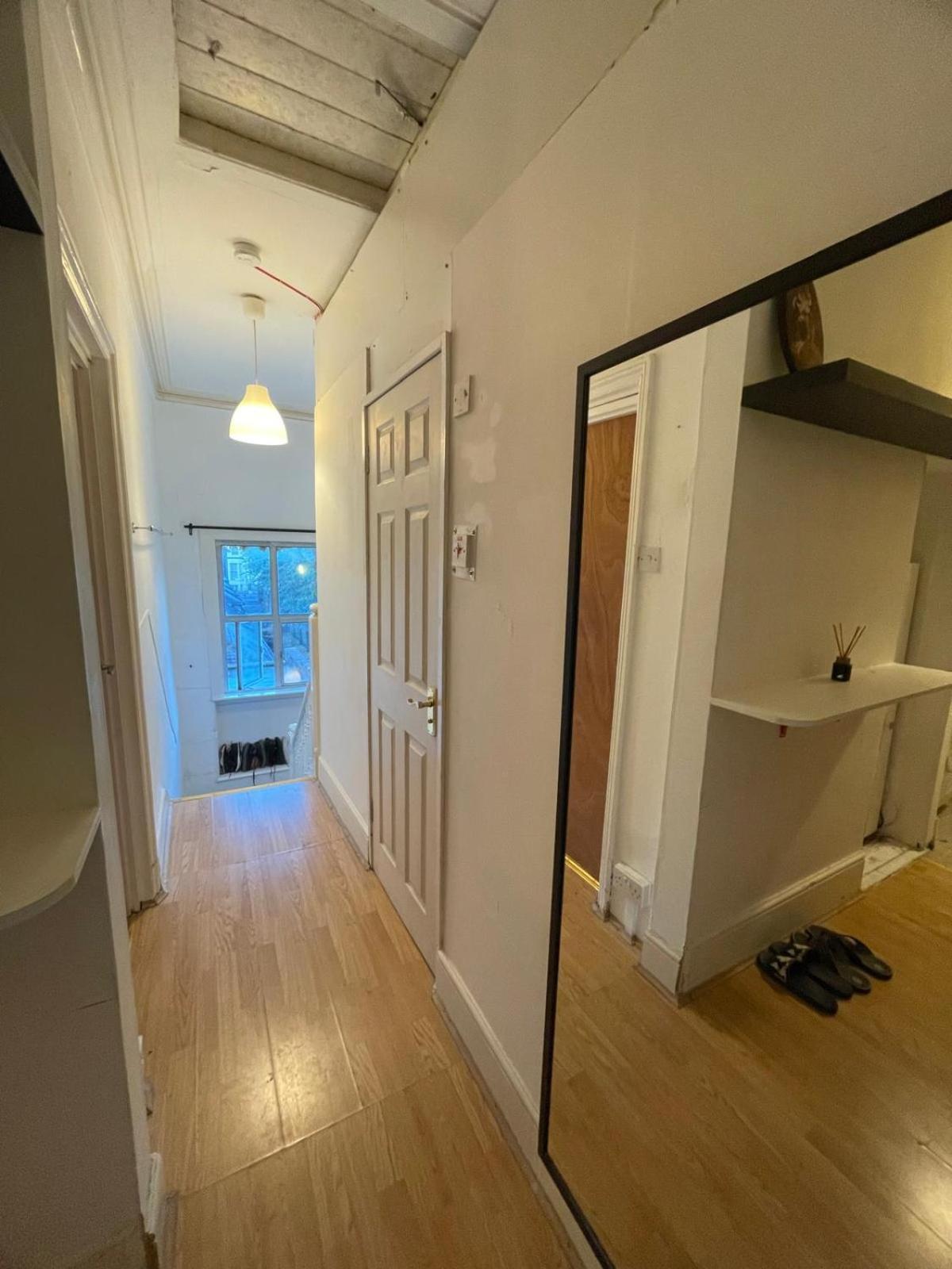 Large Double Bedroom - Posh Area * Londen