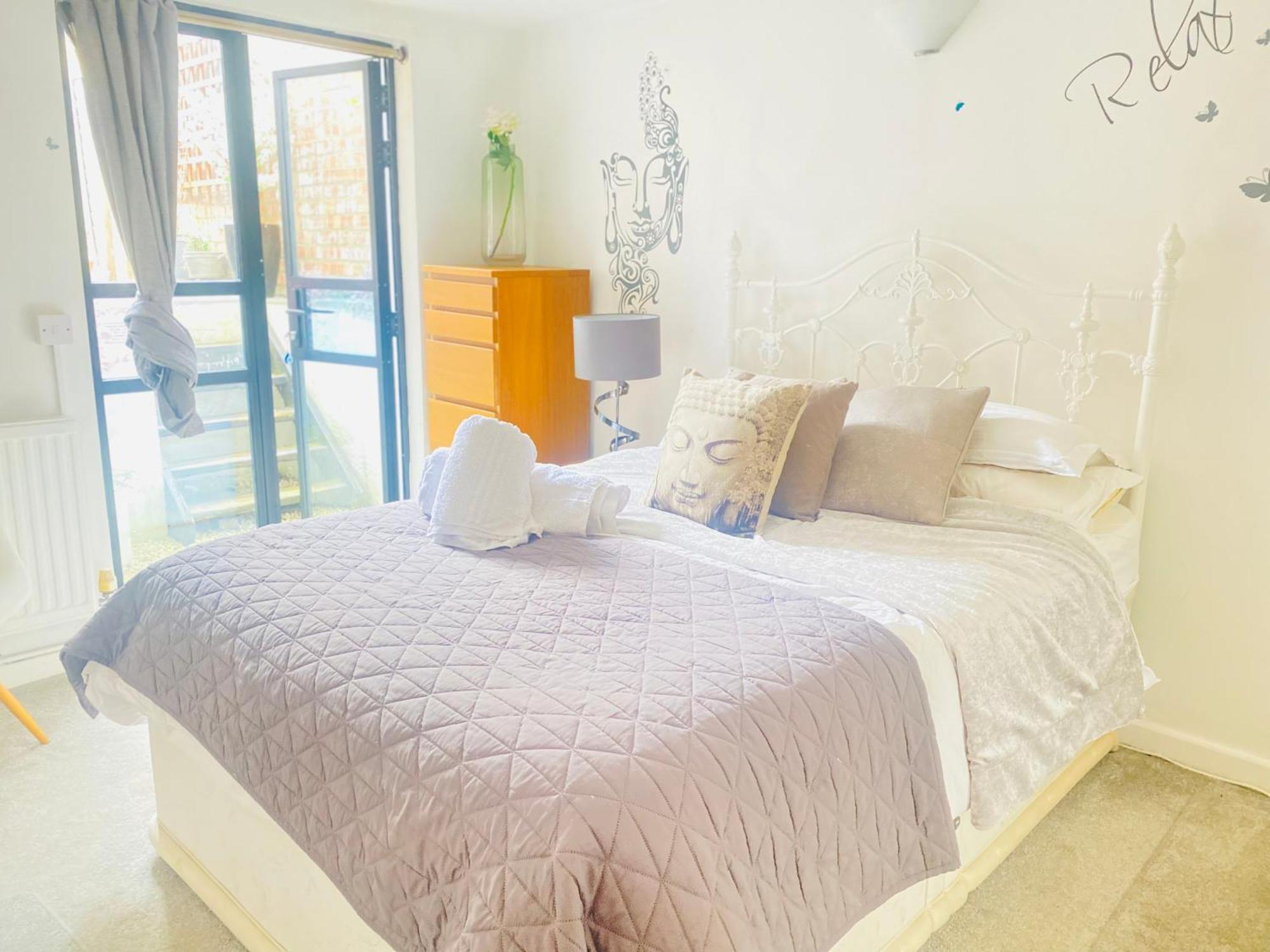 Stunning, Stylish Garden Flat In The Heart Of Wimbledon London