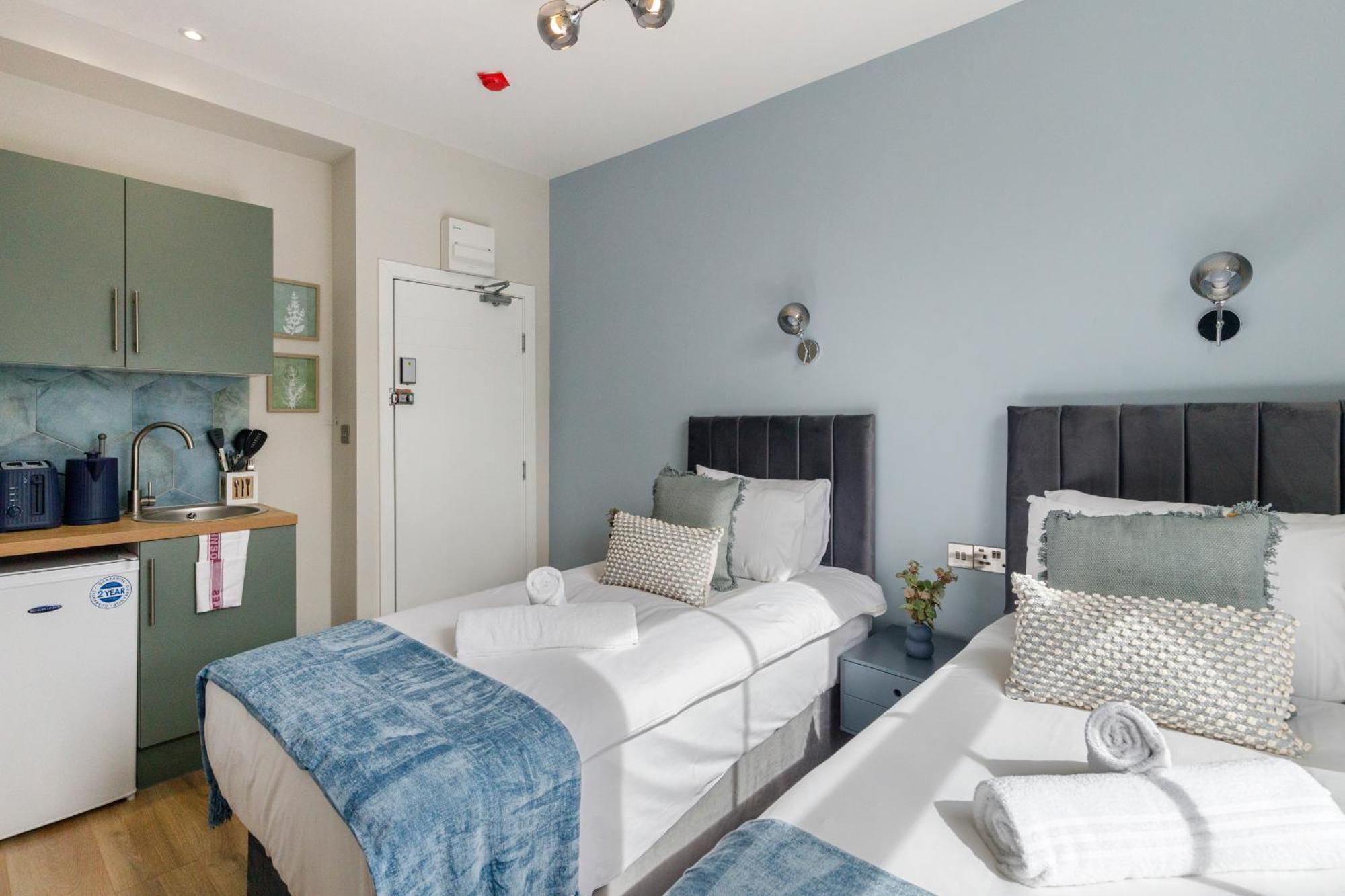 Living Refined: With Full Kitchen Appartement *