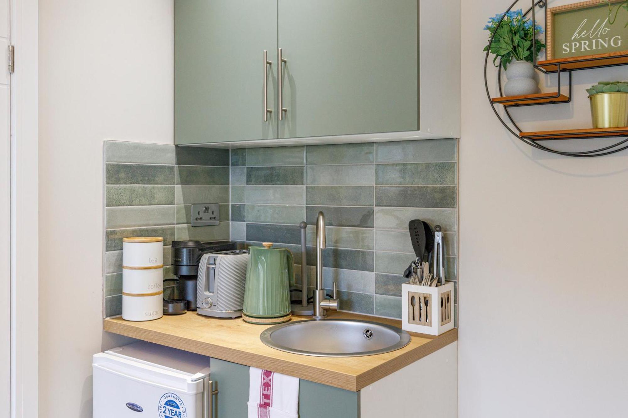 Serene Green Getaway Studio With Calming Ambiance Apartment London