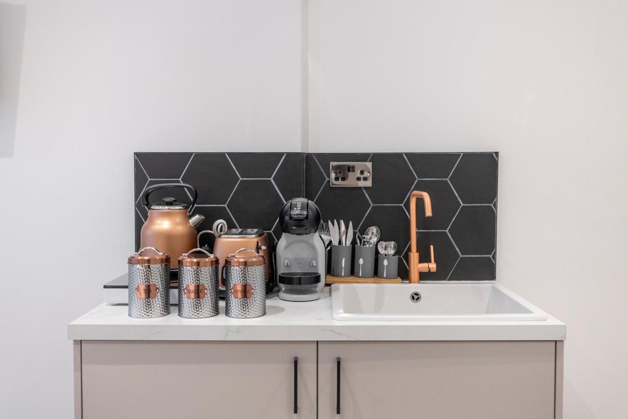 Minimalist Bliss With Refreshing Ambiance Apartment London