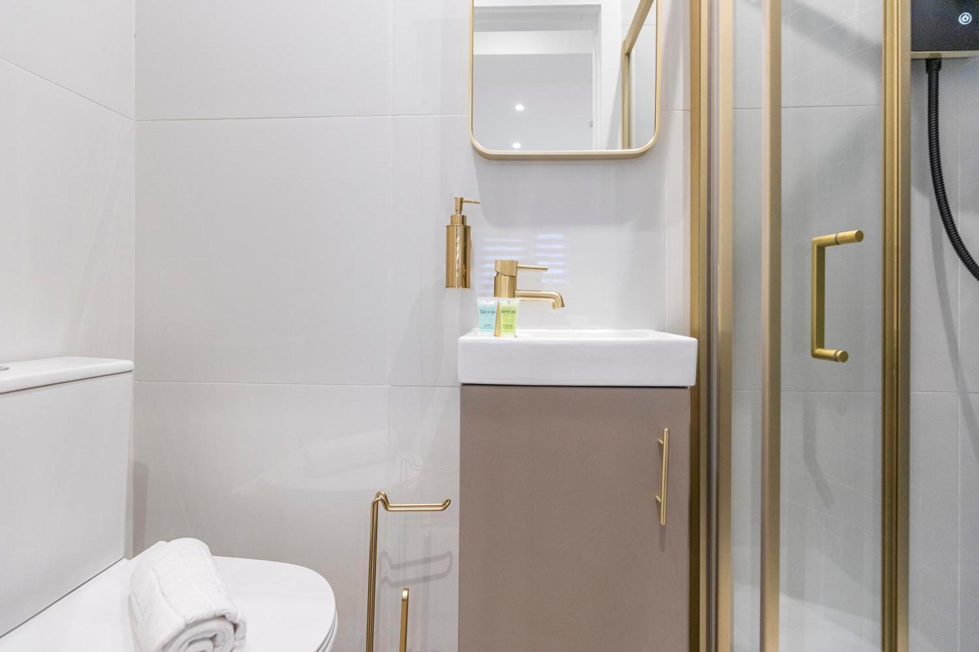 Minimalist Bliss With Refreshing Ambiance * London