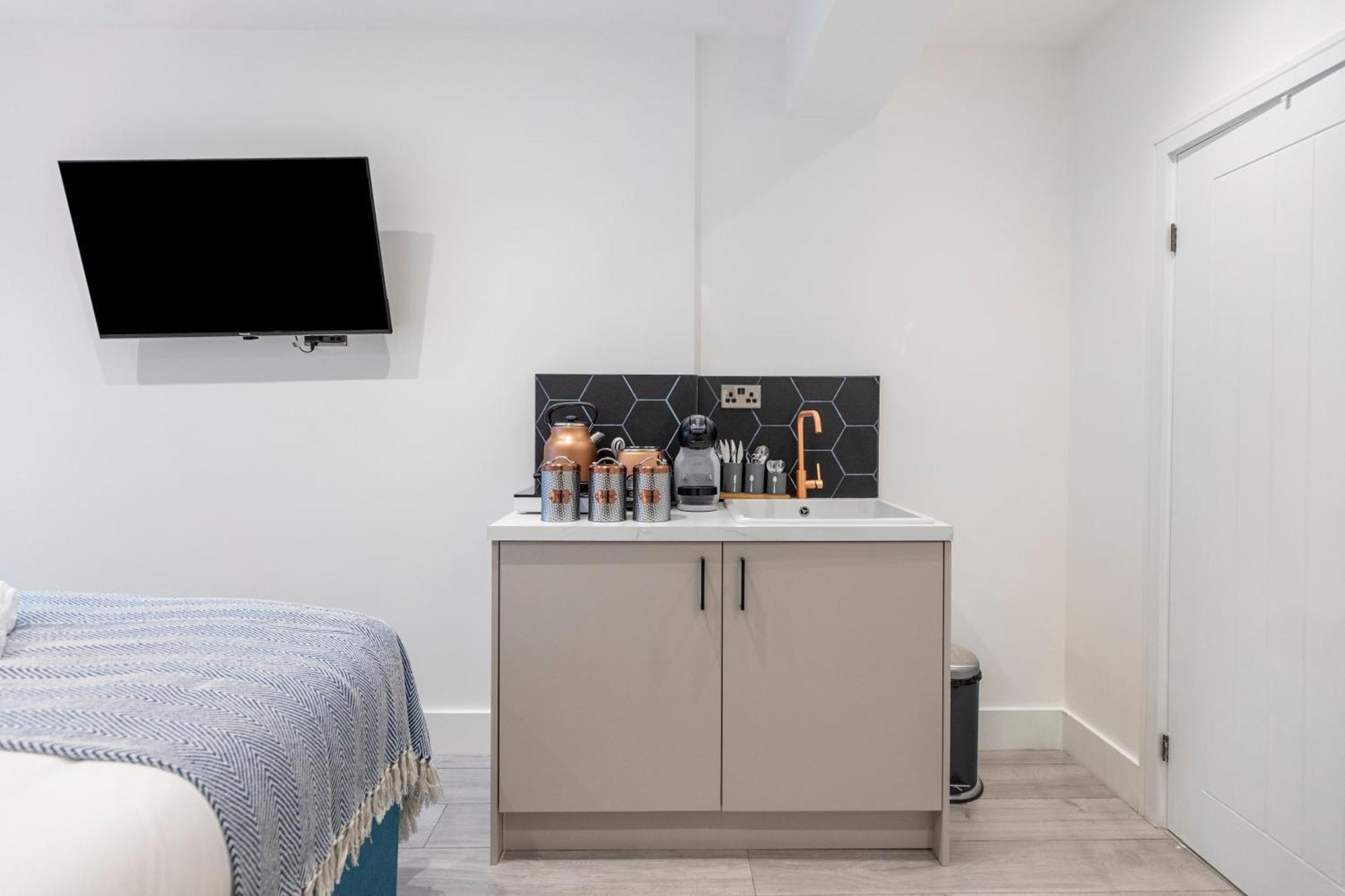 Apartment Minimalist Bliss With Refreshing Ambiance *