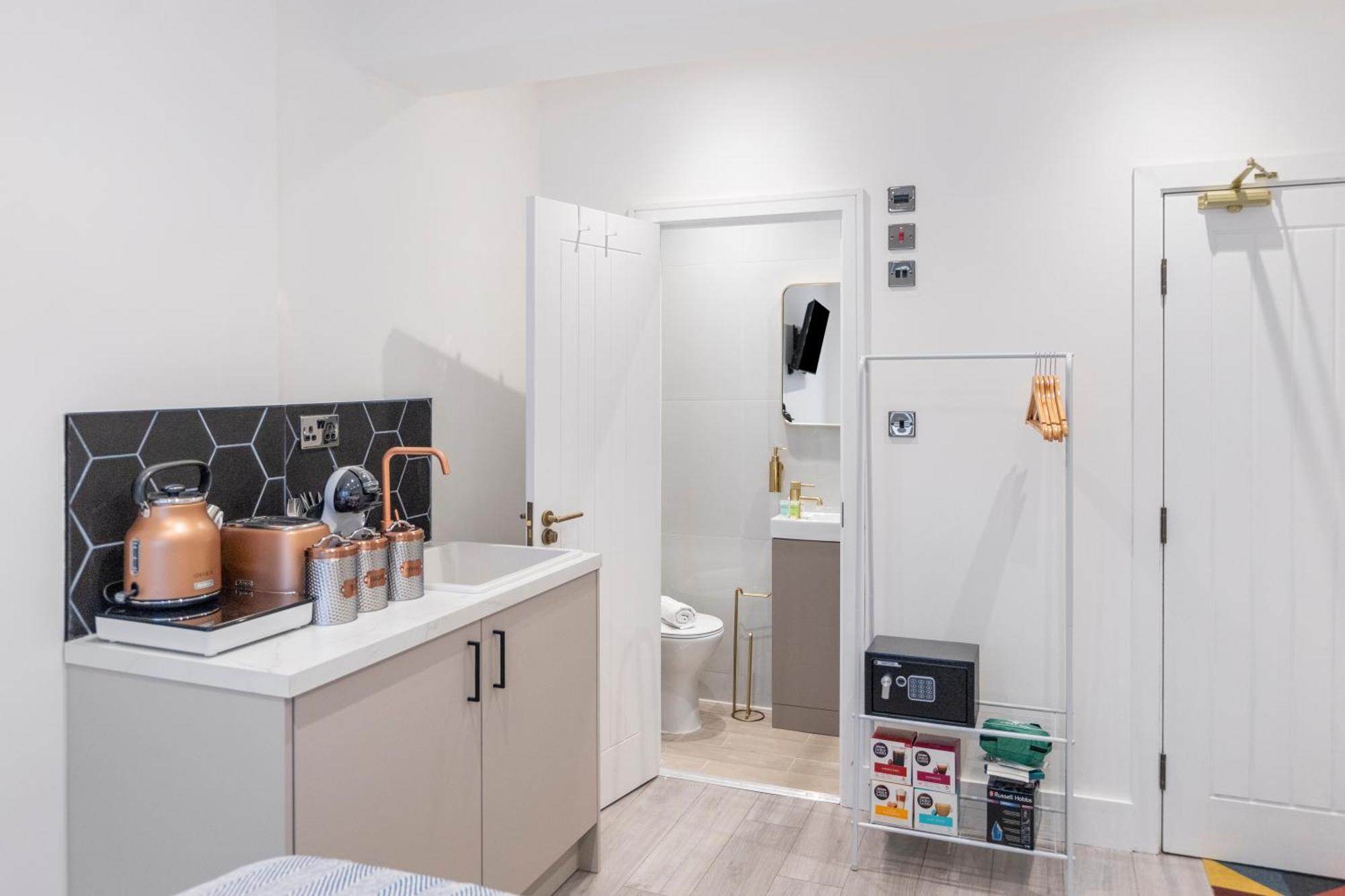 Minimalist Bliss With Refreshing Ambiance Apartment London