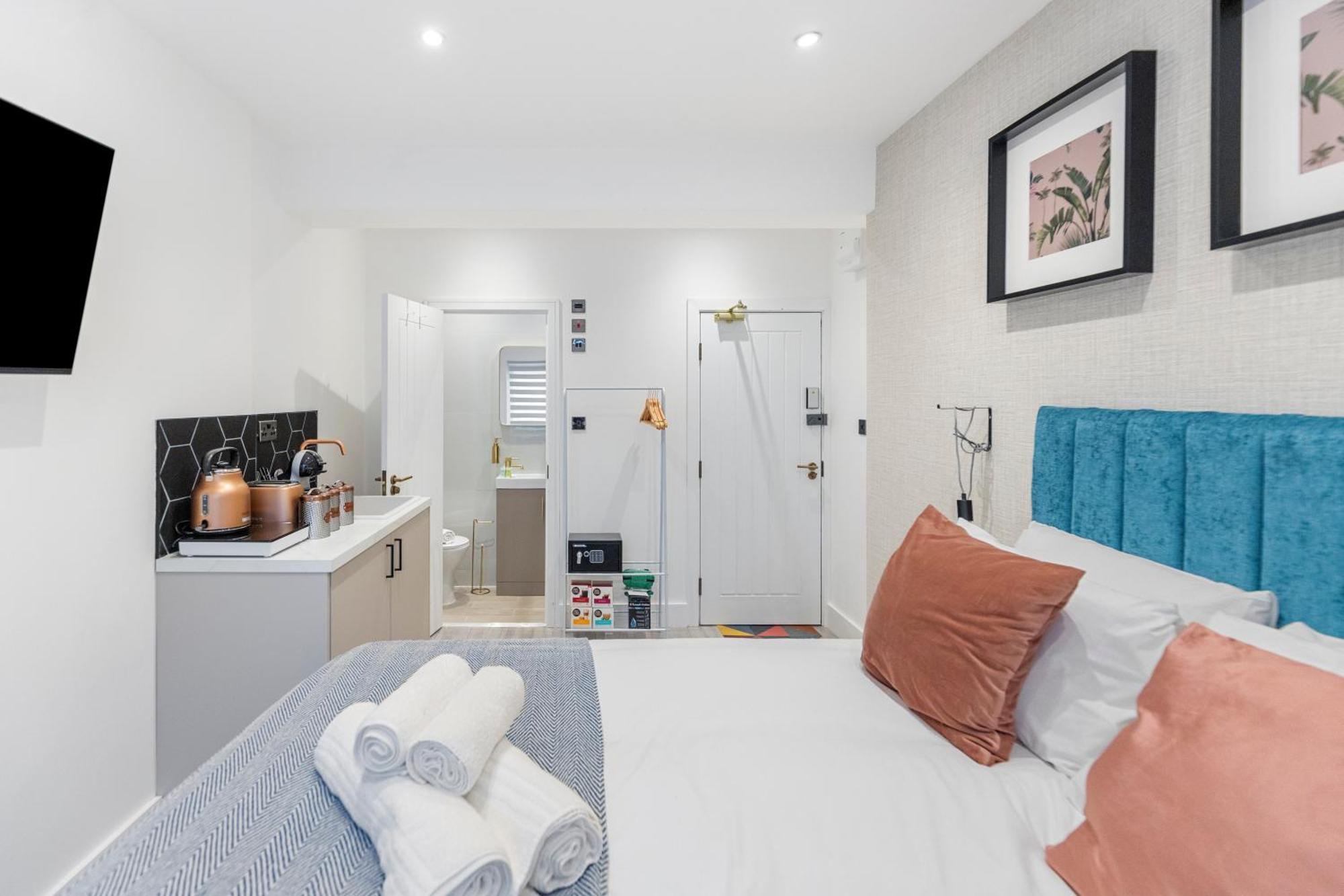Apartment Minimalist Bliss With Refreshing Ambiance London