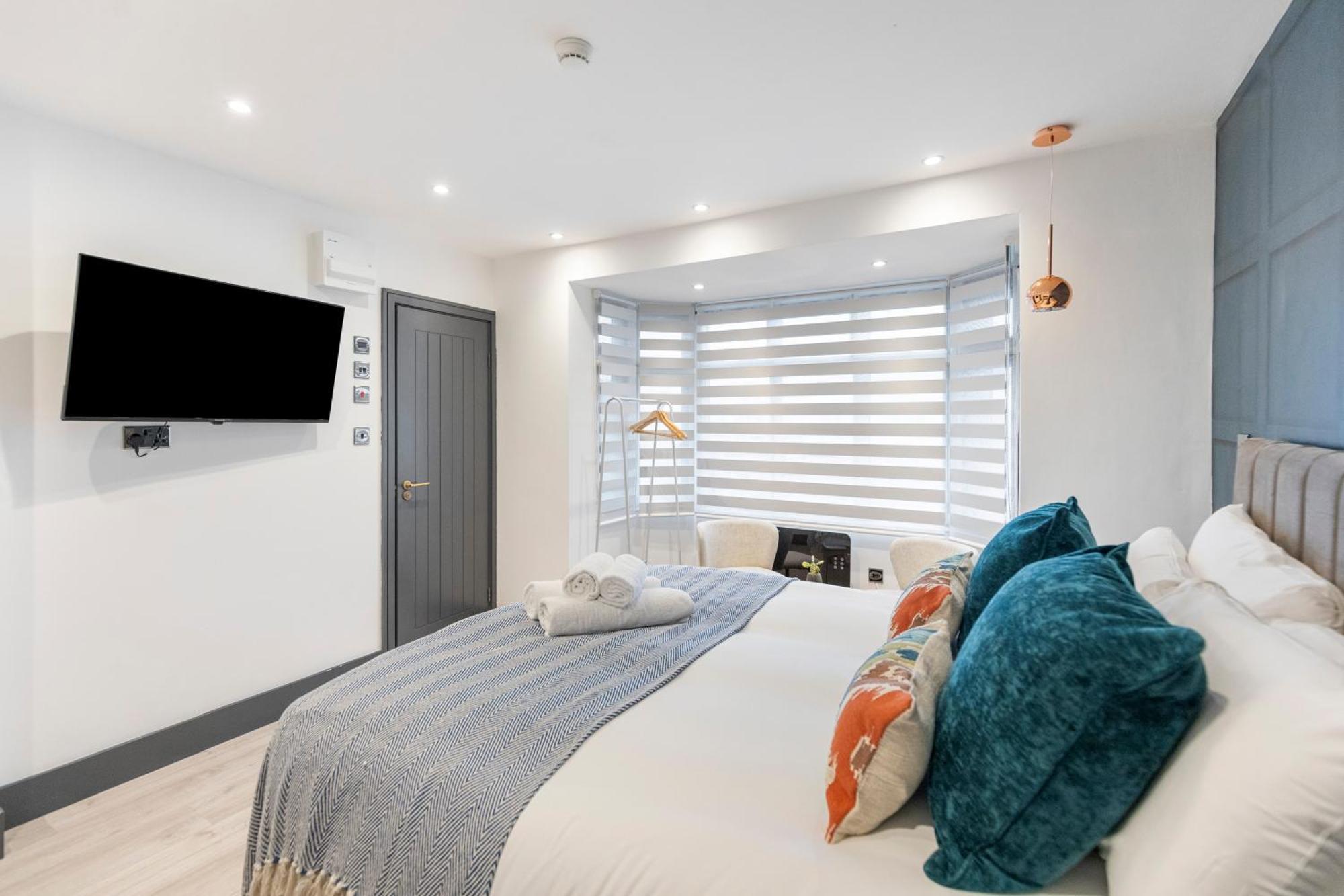 Appartamento Cityscape Charm Vibrant With Kitchenette Londra