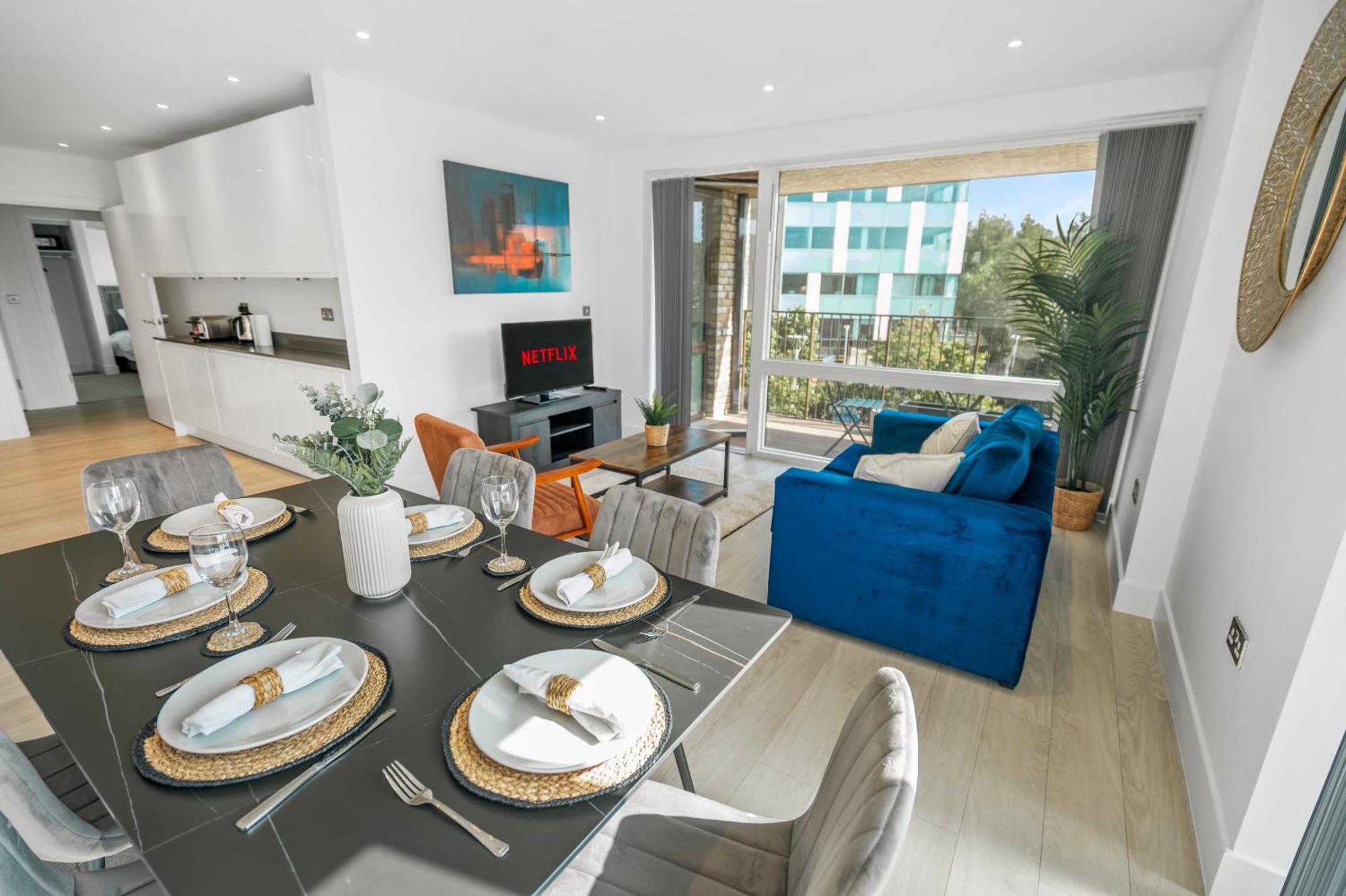 Apartment Modern 2 Bedroom With Superking Bed, Gated Free Parking & Balcony Views Near Wembley