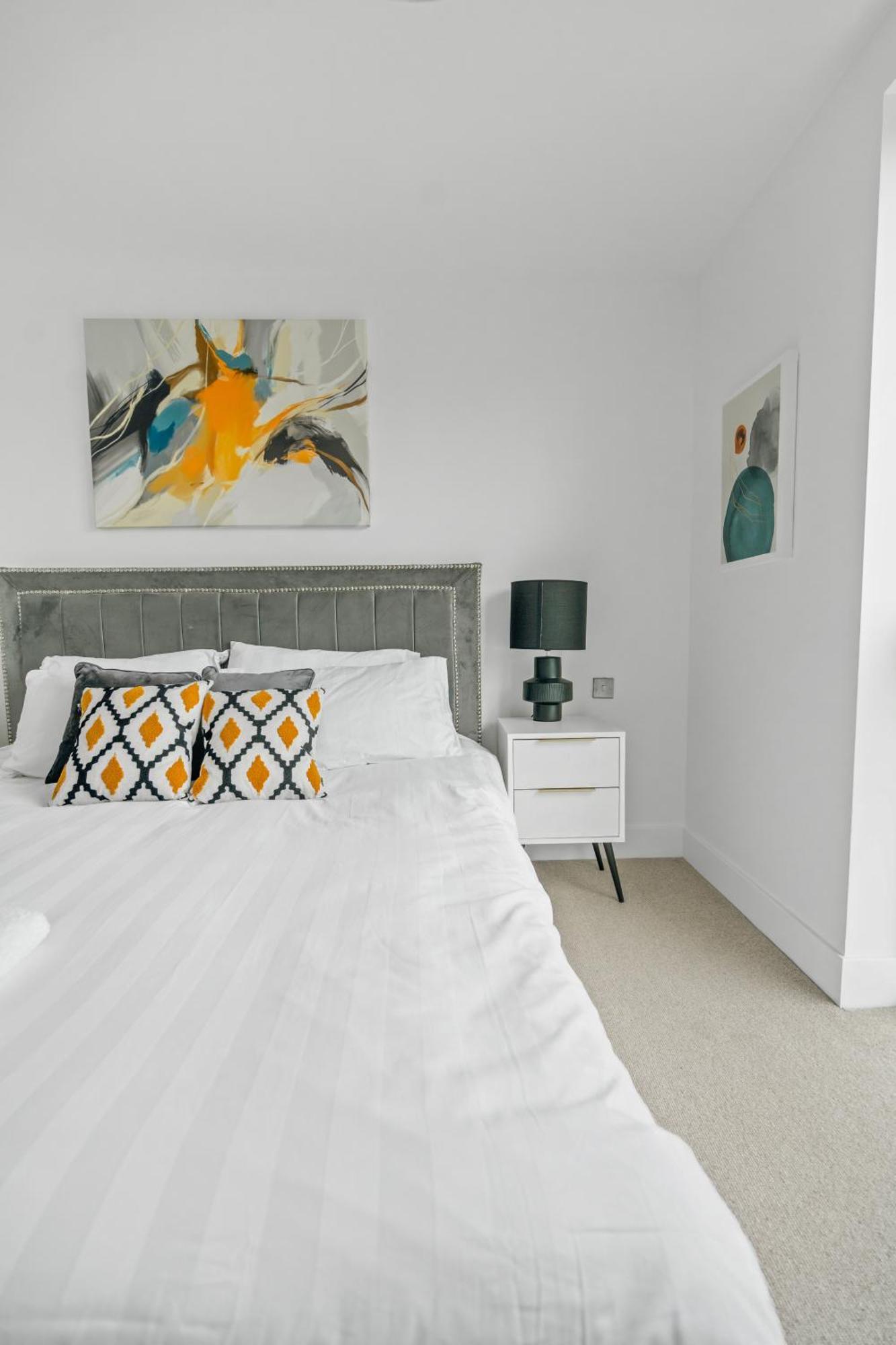 Apartment Modern 2 Bedroom With Superking Bed, Gated Free Parking & Balcony Views Near Wembley