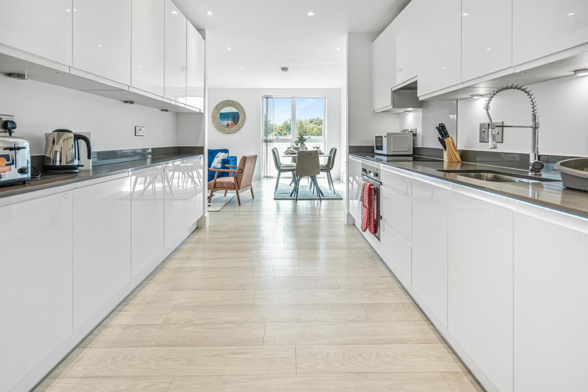 Apartment Modern 2 Bedroom With Superking Bed, Gated Free Parking & Balcony Views Near Wembley