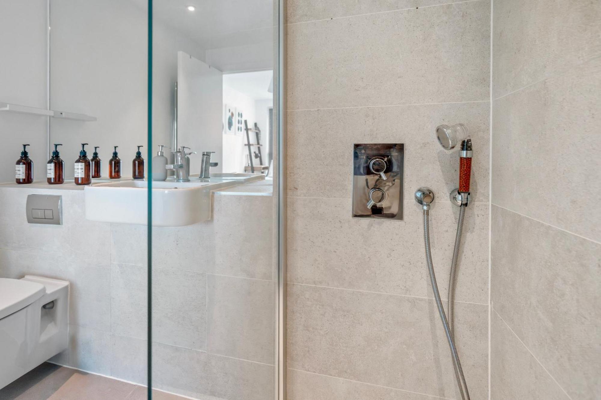 Modern 2 Bedroom With Superking Bed, Gated Free Parking & Balcony Views Near Wembley Apartment *