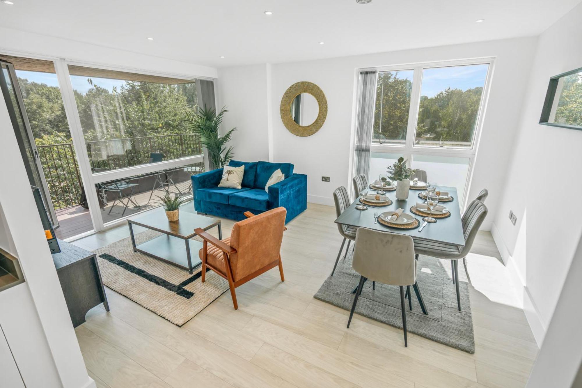 Modern 2 Bedroom With Superking Bed, Gated Free Parking & Balcony Views Near Wembley Apartment