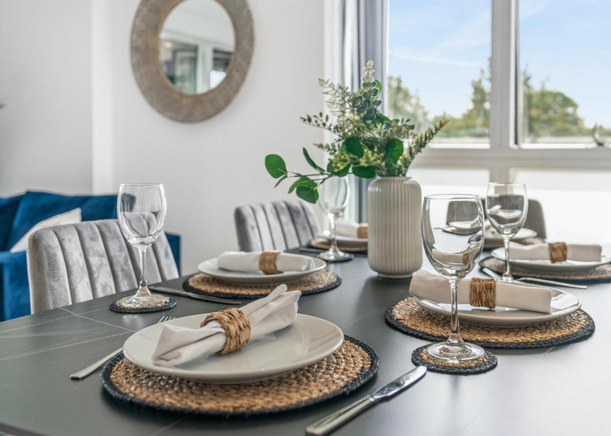 Modern 2 Bedroom With Superking Bed, Gated Free Parking & Balcony Views Near Wembley Apartment *