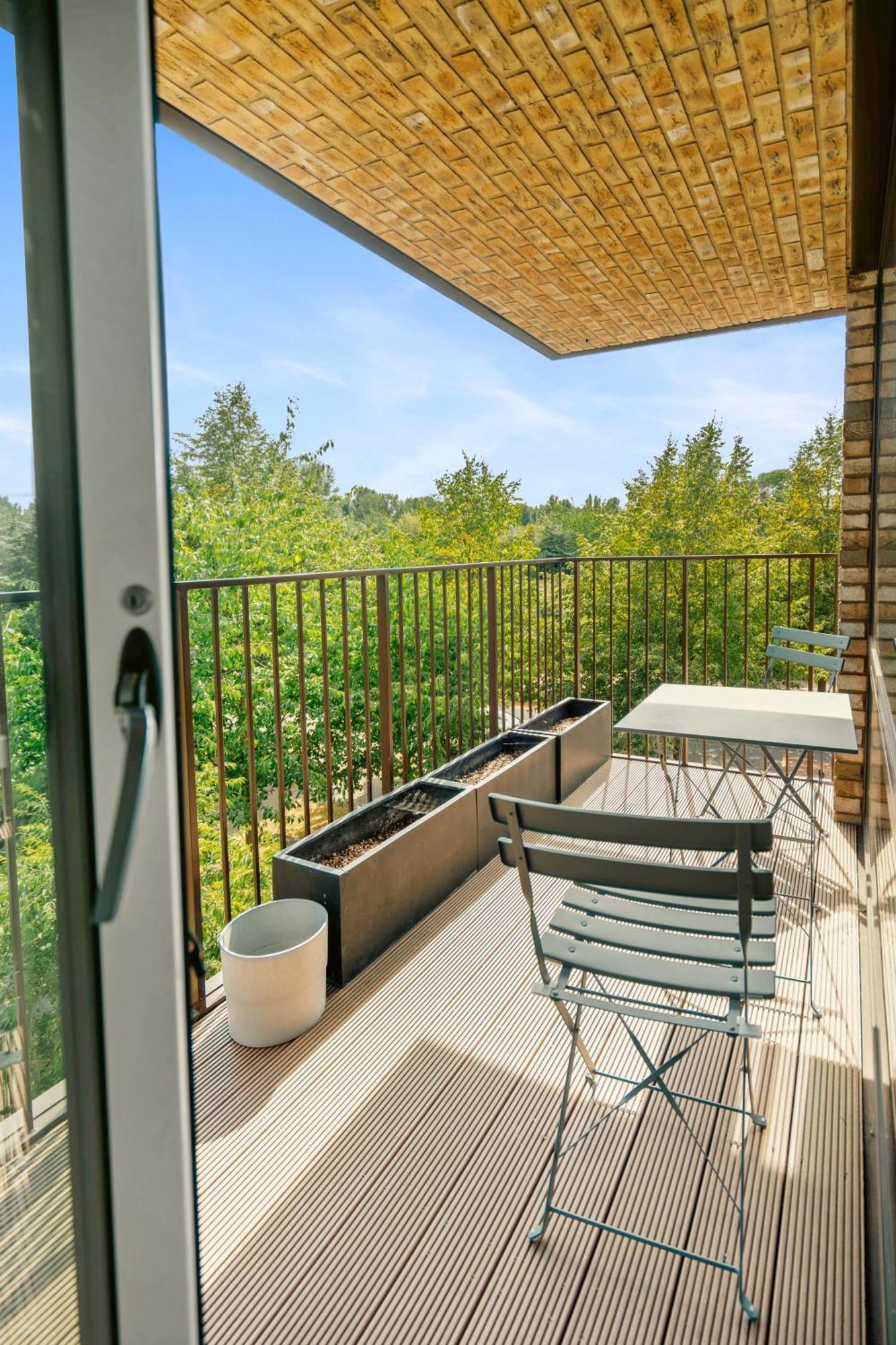 Apartment Modern 2 Bedroom With Superking Bed, Gated Free Parking & Balcony Views Near Wembley London