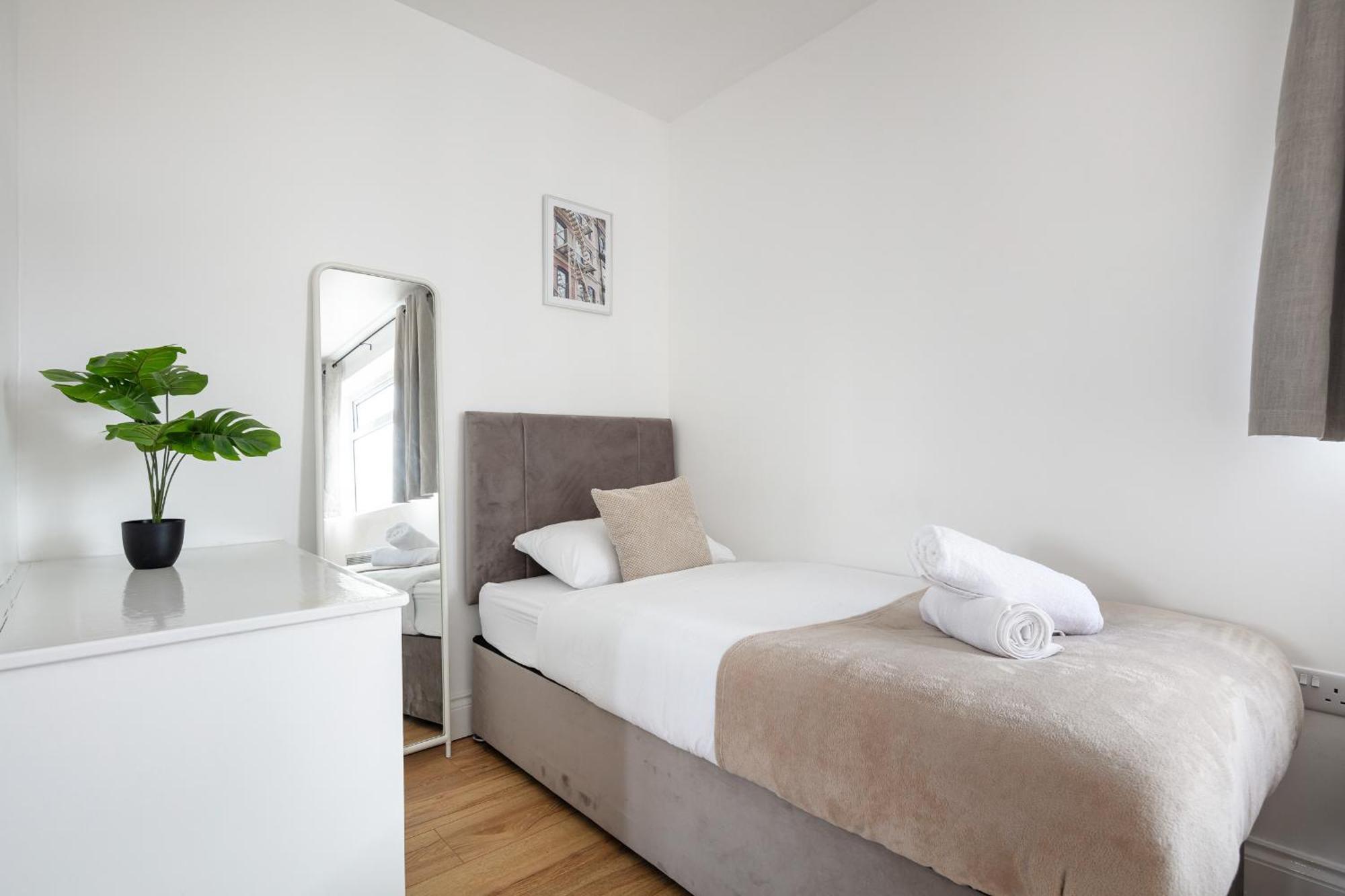 Gem - 2 Bed House, 6 Mins From Liverpool Street, Shops & Restaurants *