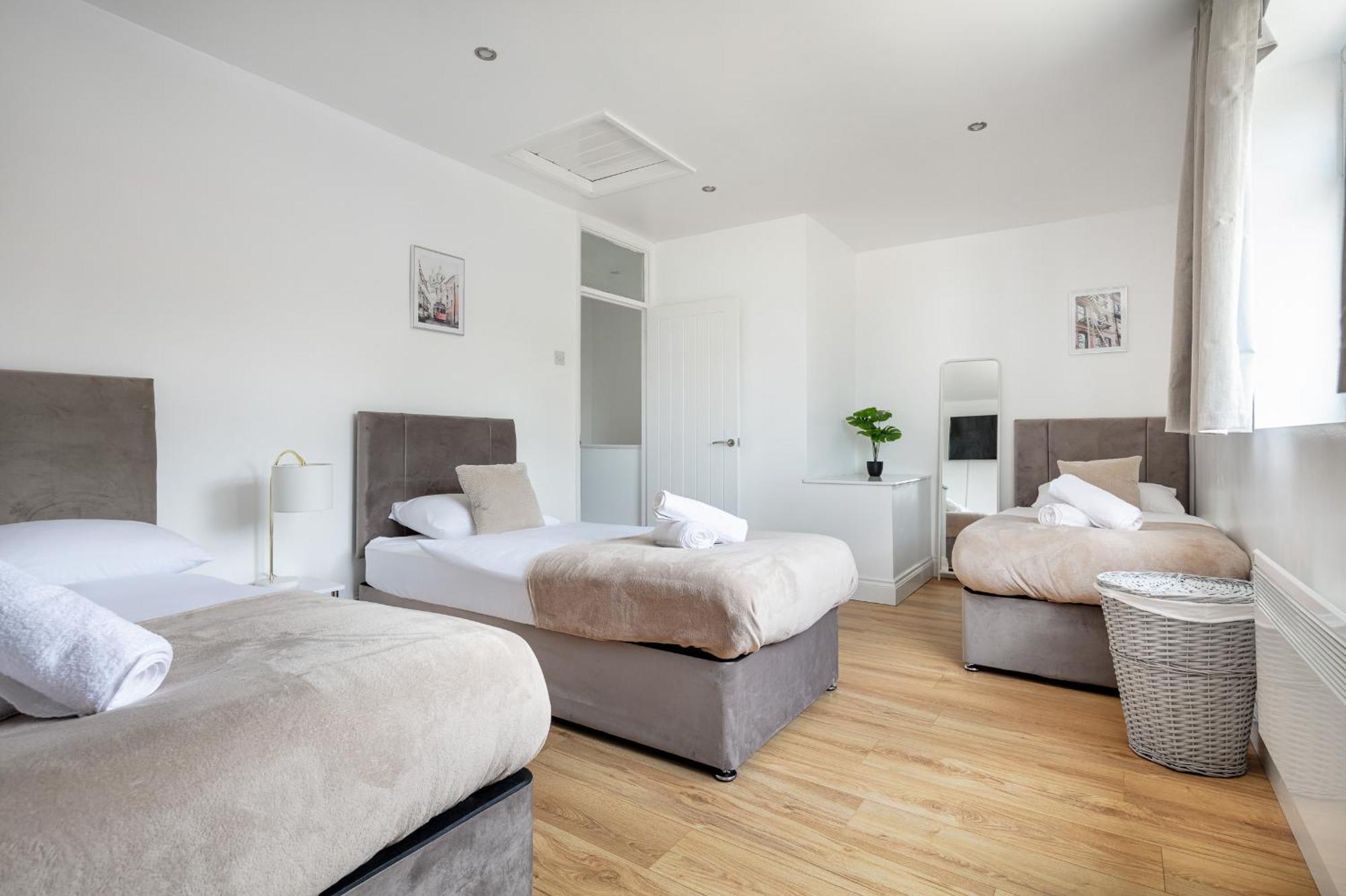 Gem - 2 Bed House, 6 Mins From Liverpool Street, Shops & Restaurants *