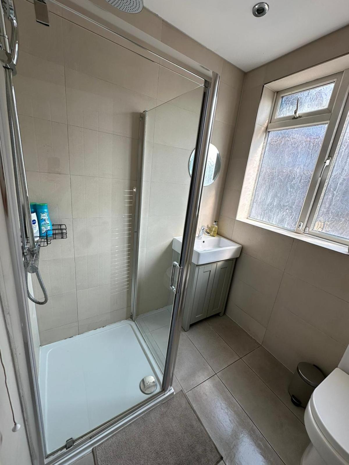 & Cozy 3br - High Chair - Free Parking Lägenhet London