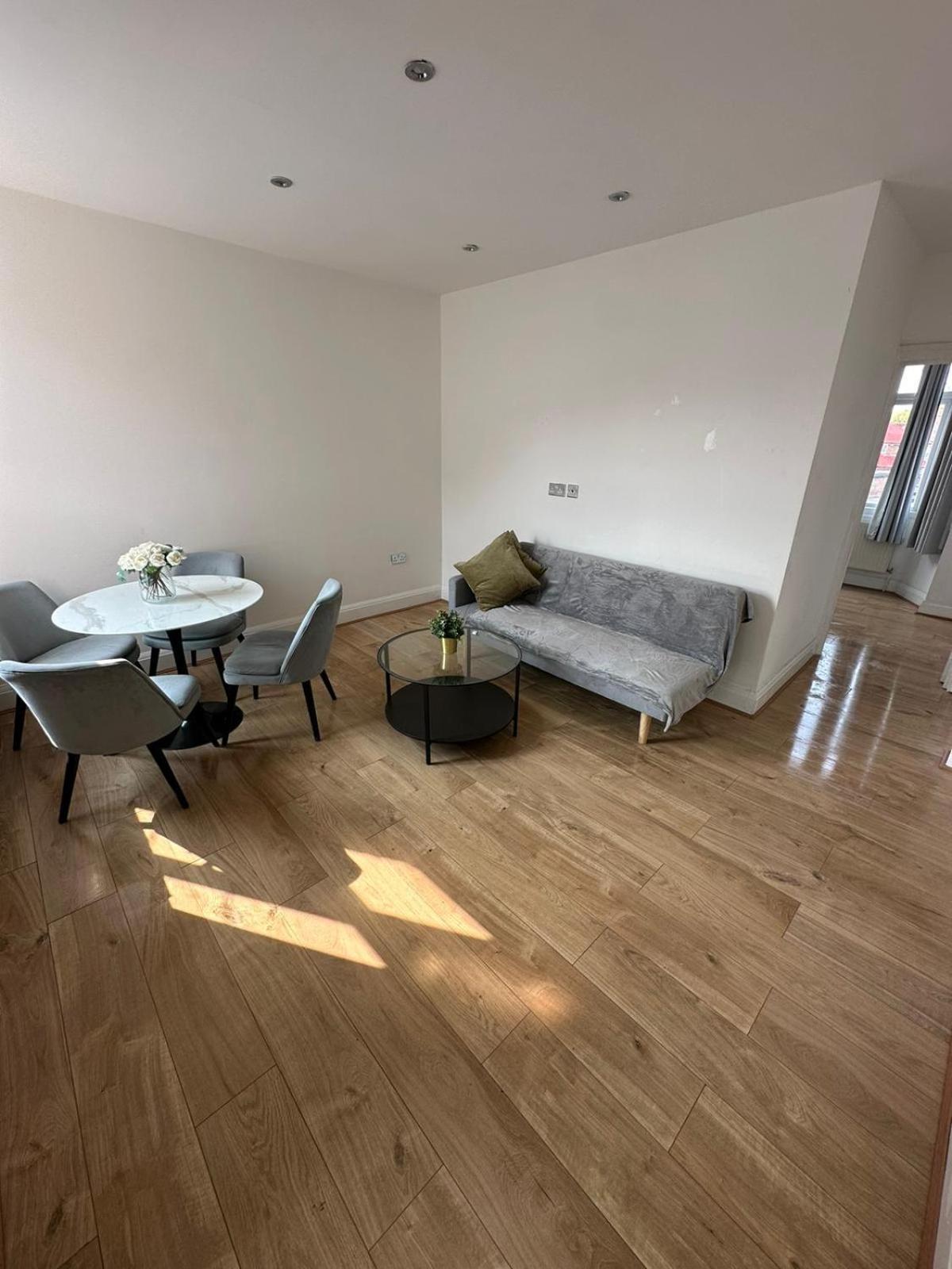 & Cozy 3br - High Chair - Free Parking Lägenhet