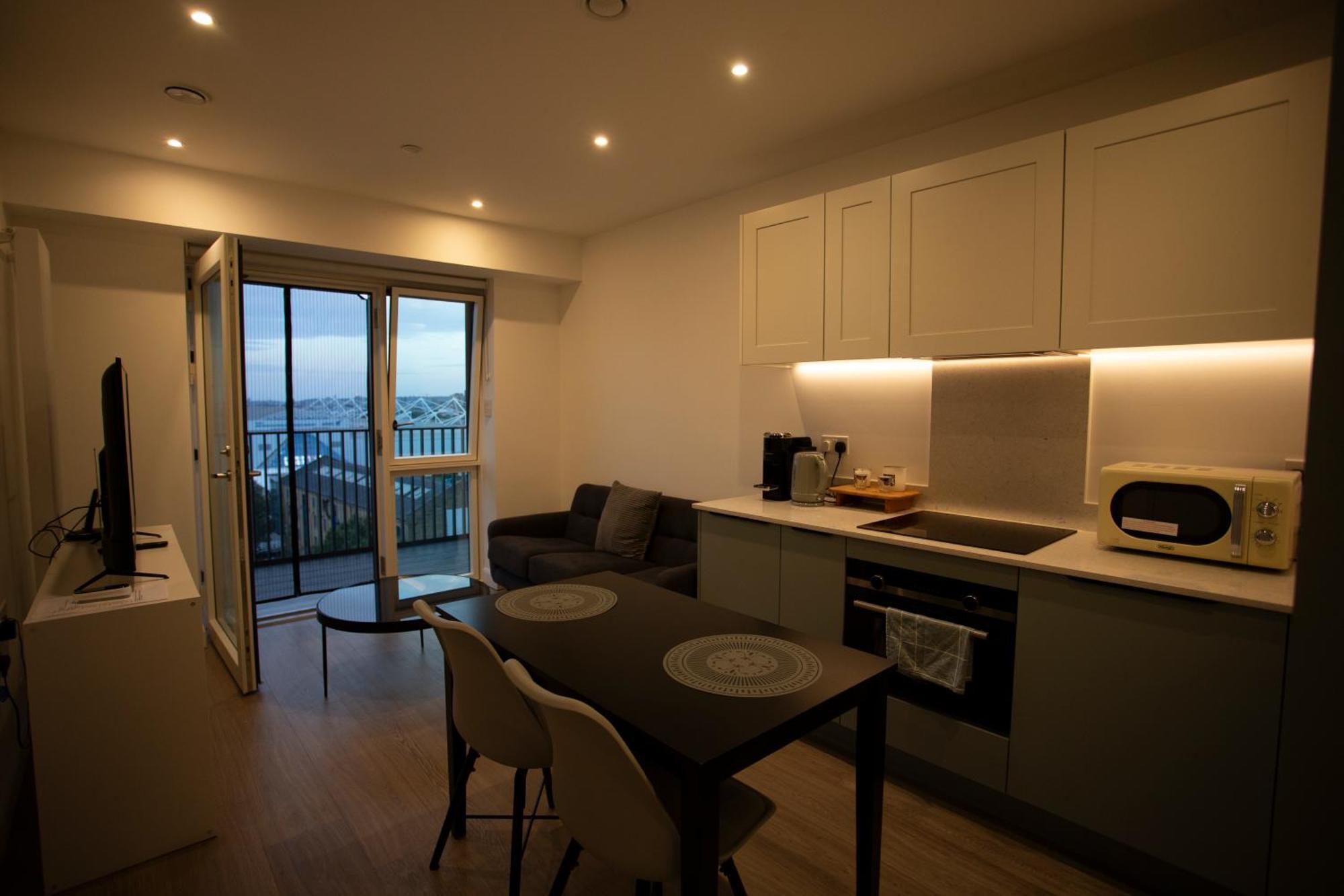 Modern Gem Near Excel & O2 Arena Balcony! Apartment *