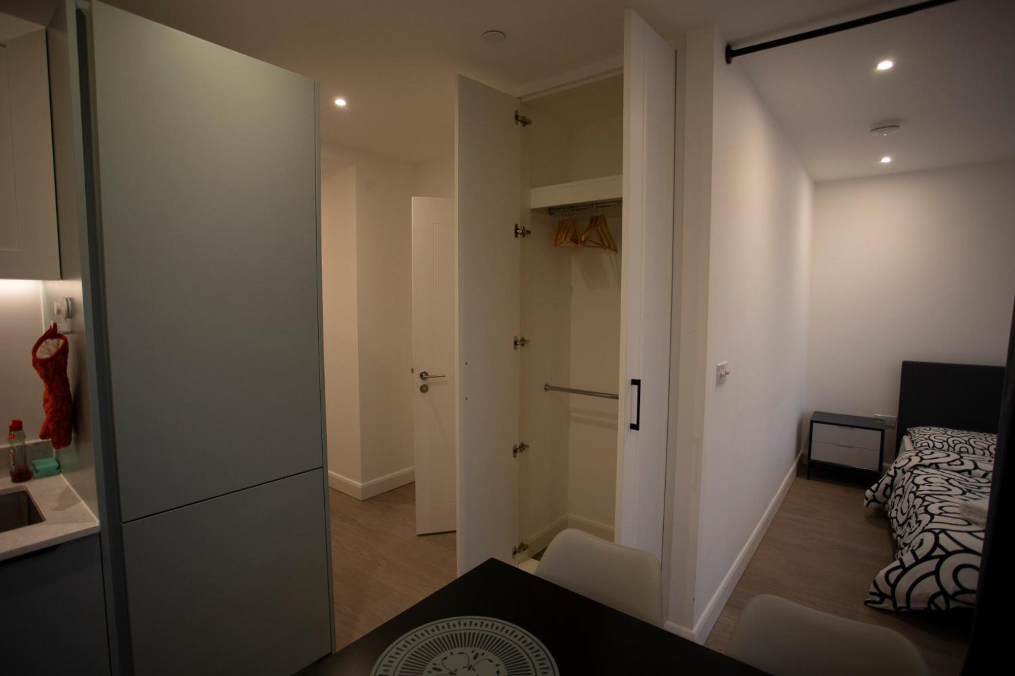 Modern Gem Near Excel & O2 Arena Balcony! Apartment *