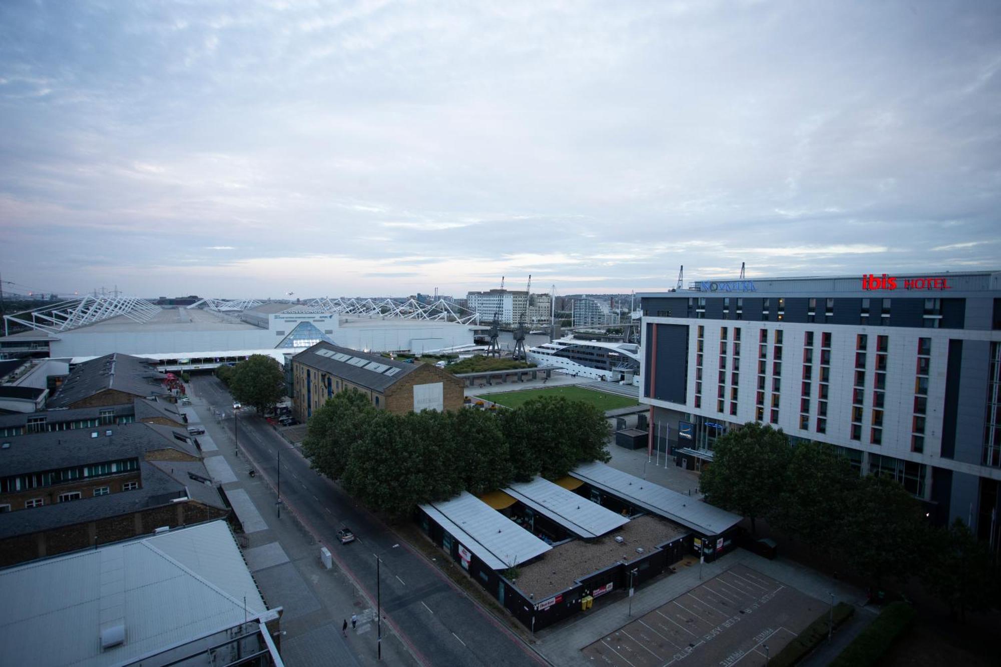 Apartment Modern Gem Near Excel & O2 Arena Balcony! *