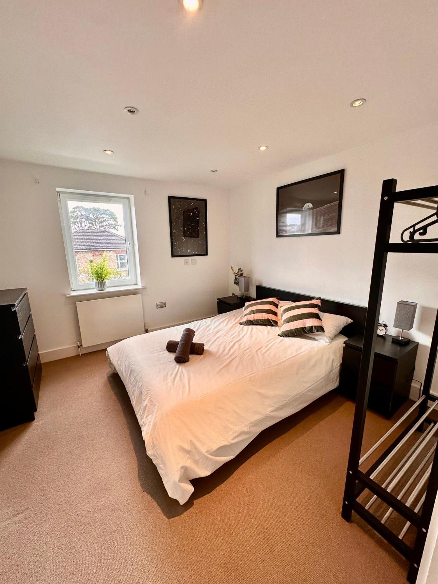 Large, Family Friendly 3-bed Flat In Wood Apartment London