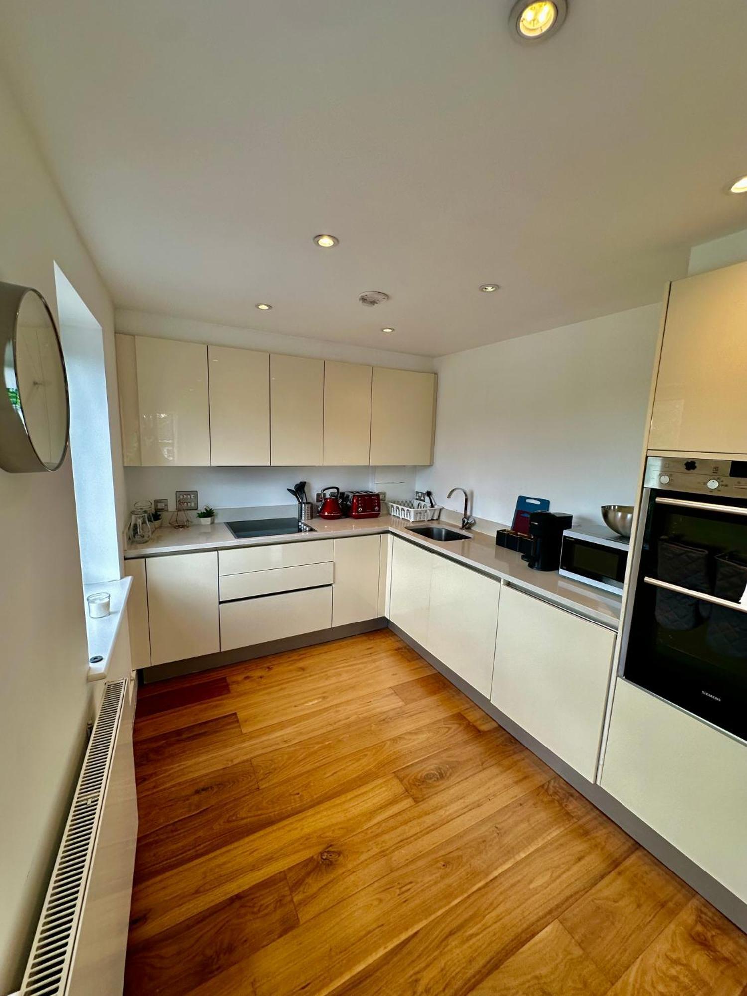 Large, Family Friendly 3-bed Flat In Wood London