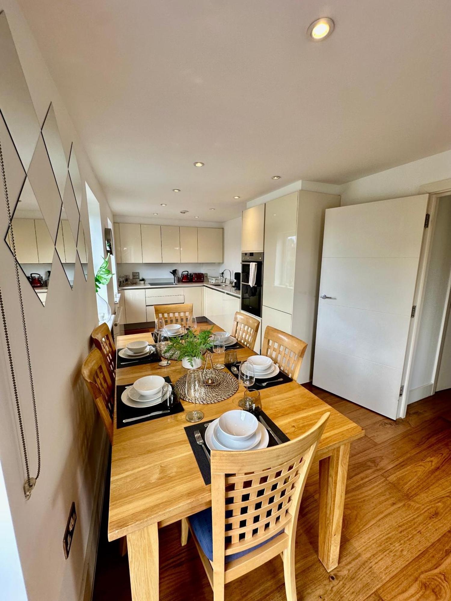 Large, Family Friendly 3-bed Flat In Wood Apartment London