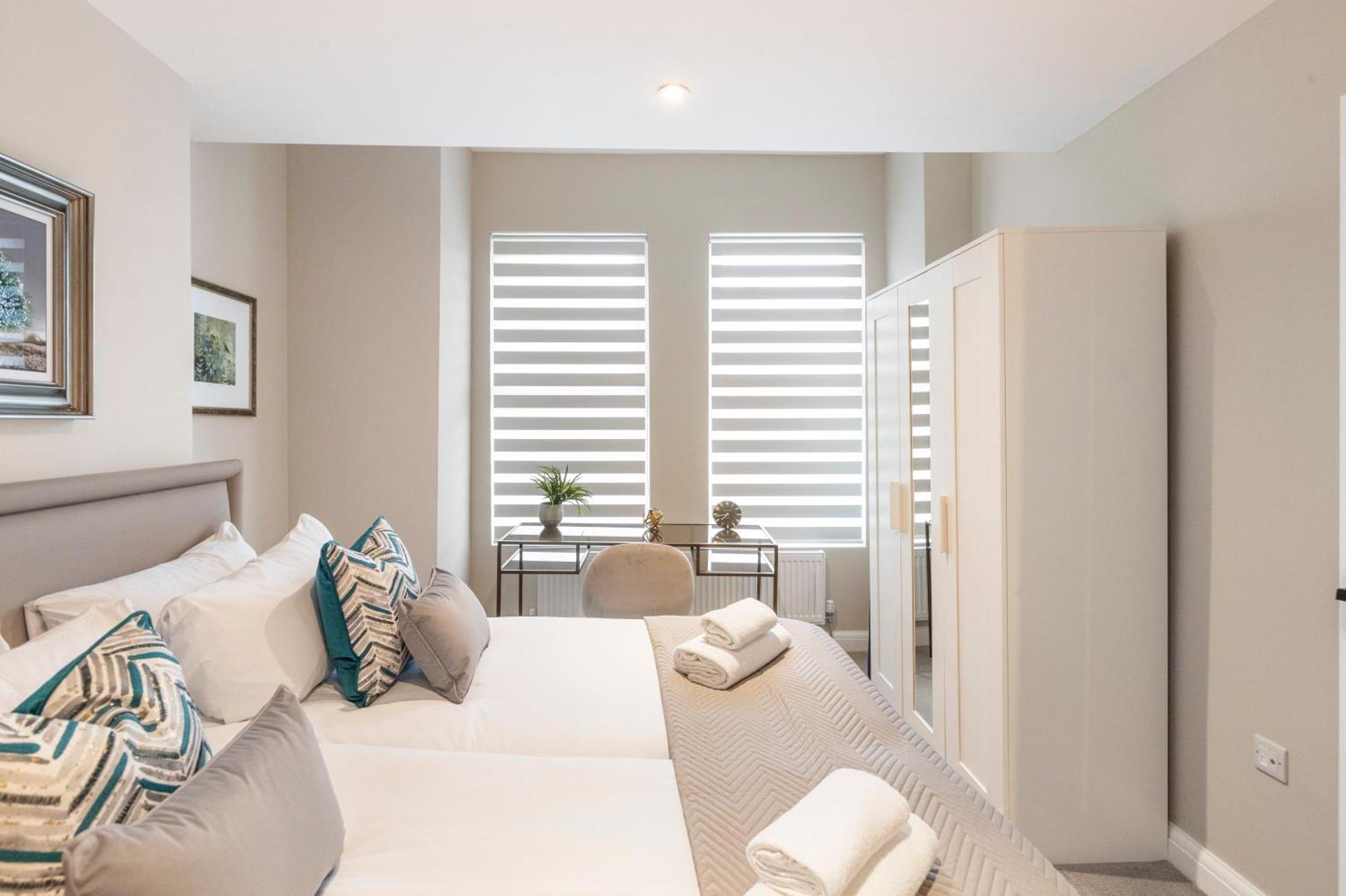 Earthy Elegance Stylish 4br For Urban Escapes London