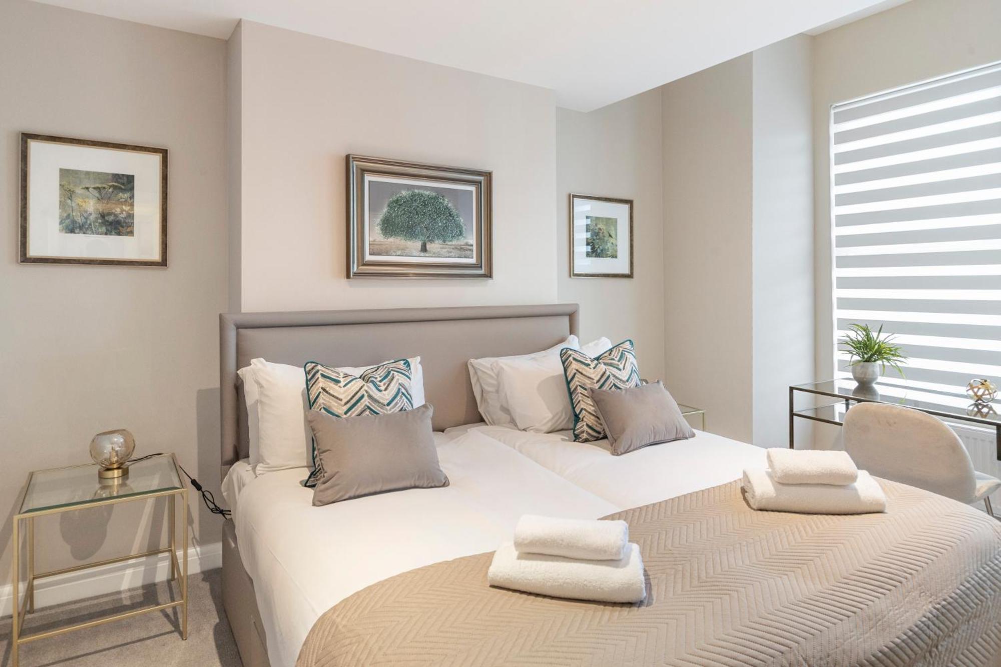 Earthy Elegance Stylish 4br For Urban Escapes London