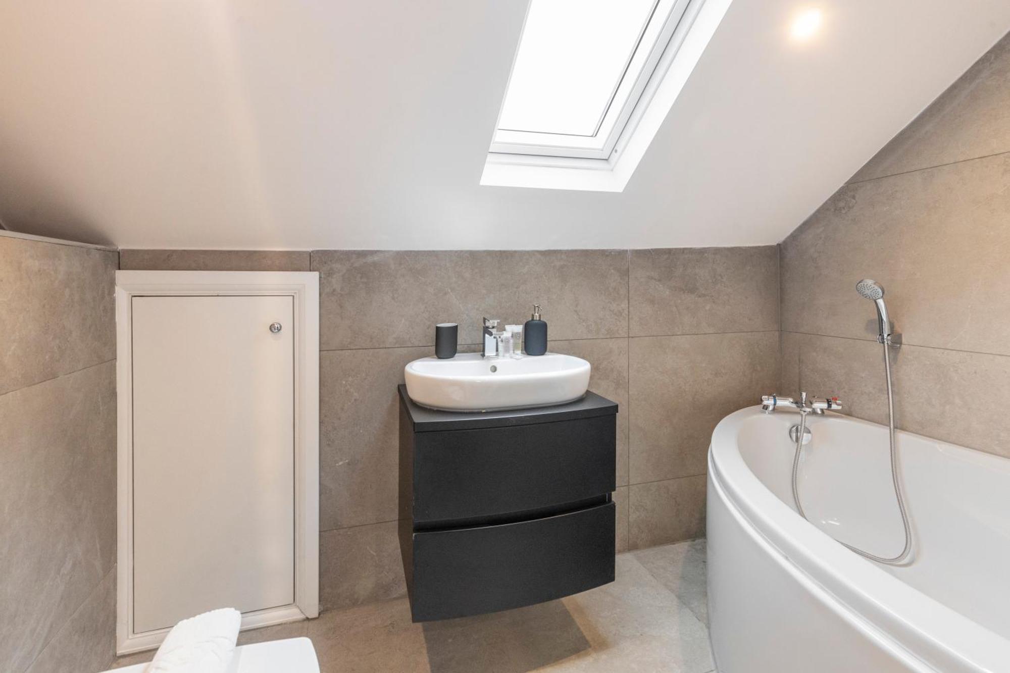 Earthy Elegance Stylish 4br For Urban Escapes * London