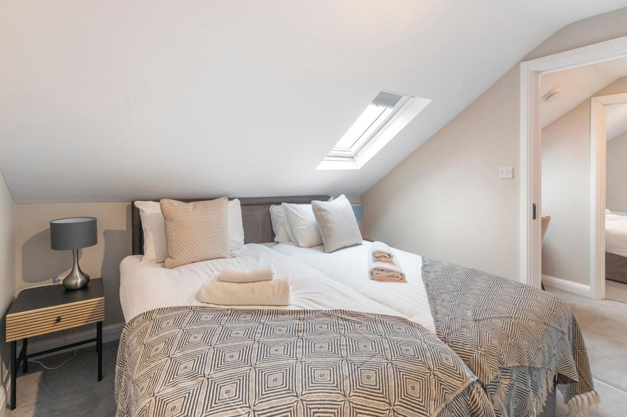 Apartment Earthy Elegance Stylish 4br For Urban Escapes London