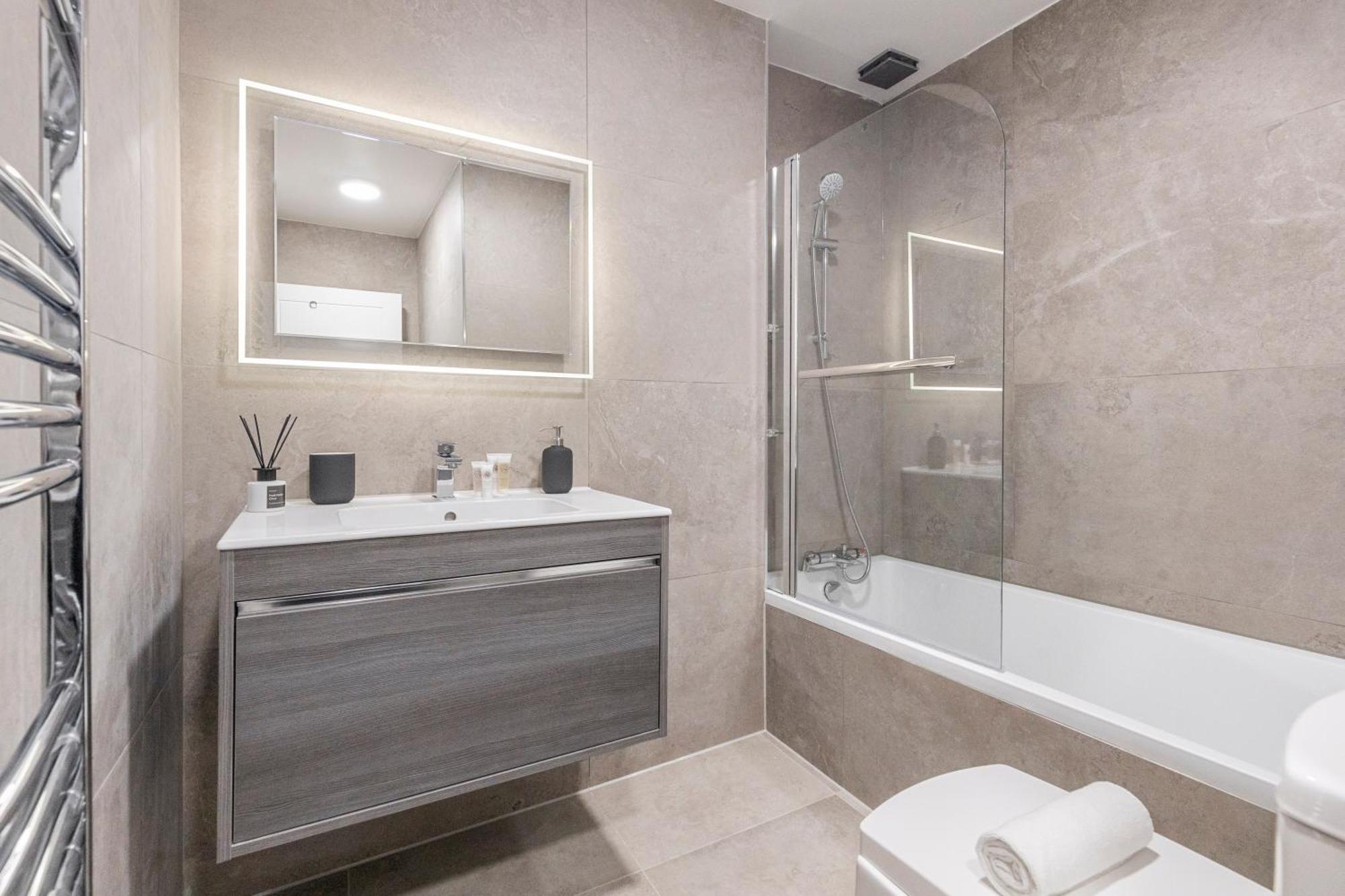 Earthy Elegance Stylish 4br For Urban Escapes