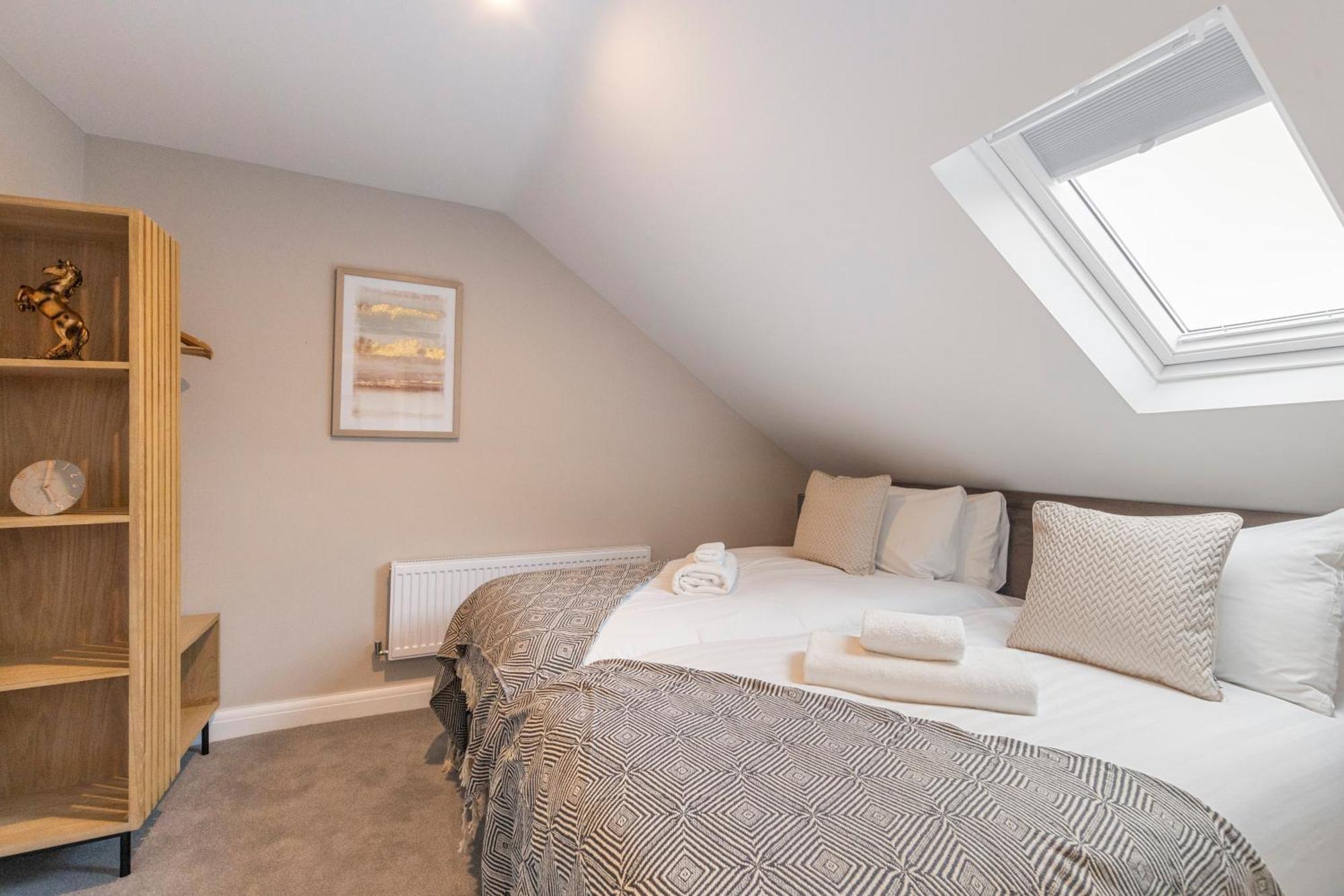 Earthy Elegance Stylish 4br For Urban Escapes Apartment *