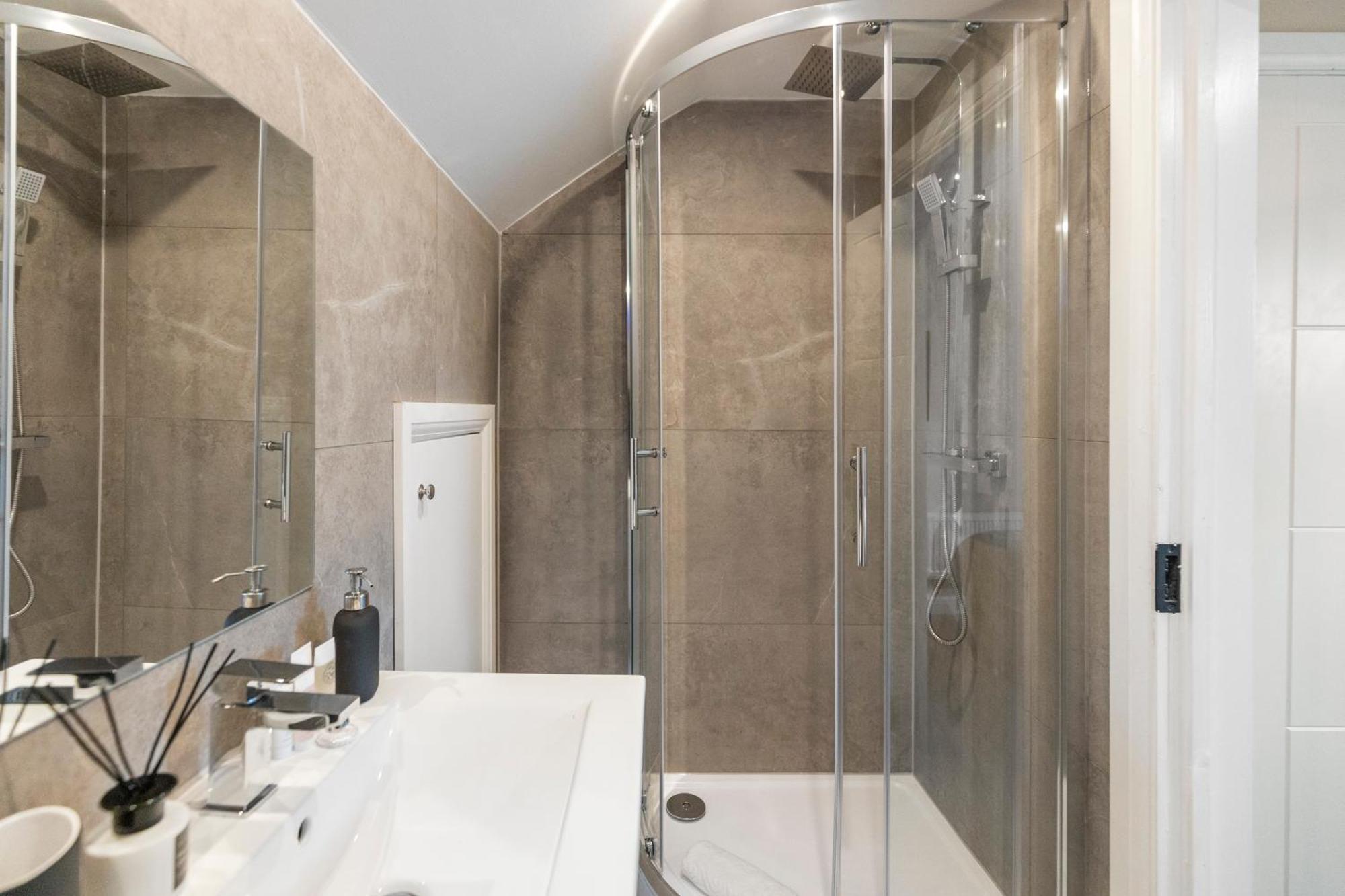 Earthy Elegance Stylish 4br For Urban Escapes London