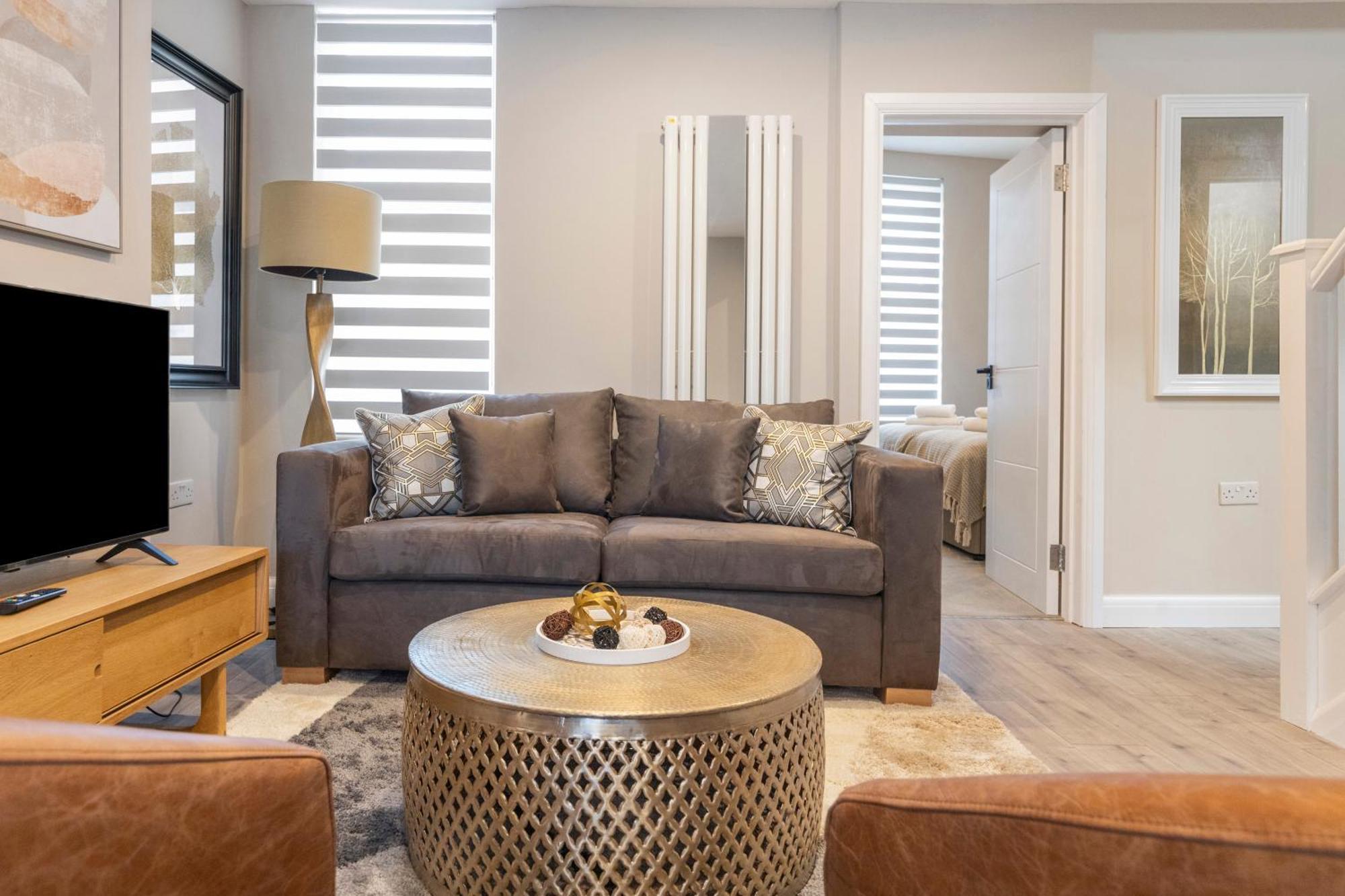 Earthy Elegance Stylish 4br For Urban Escapes Apartment *