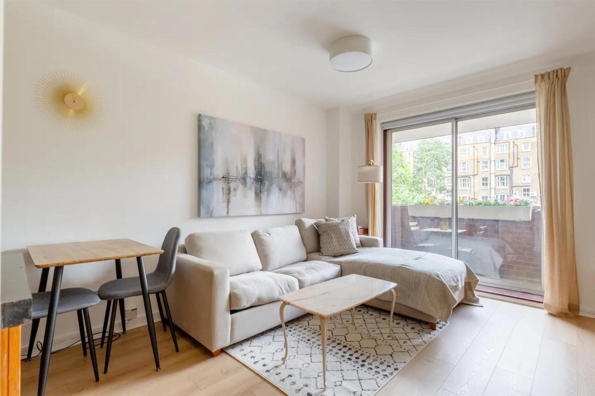 Refurbished Kensington With Balcony Near Tube Lägenhet London