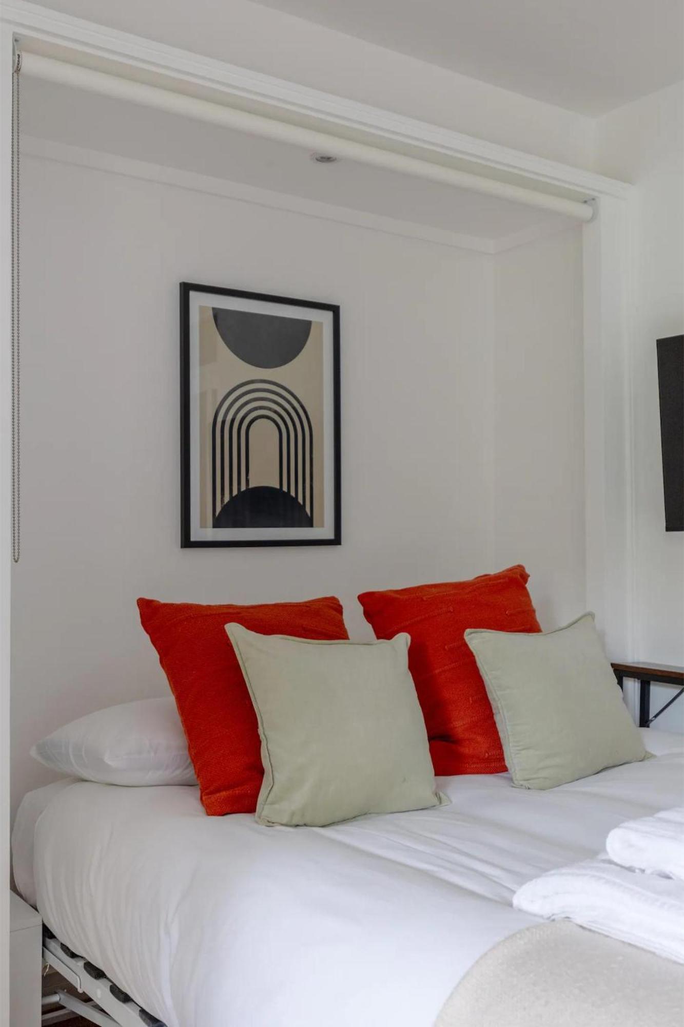 Refurbished Kensington With Balcony Near Tube Lägenhet London
