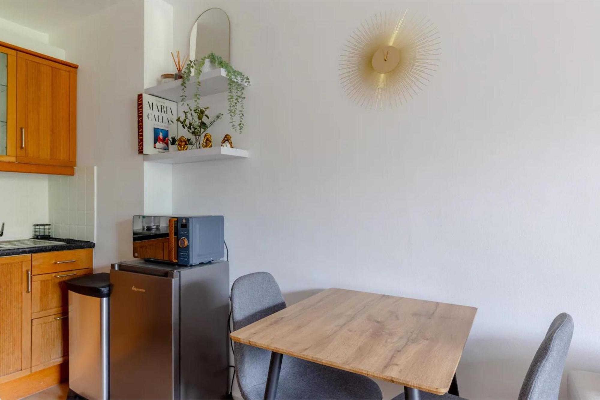 Refurbished Kensington With Balcony Near Tube Lägenhet London