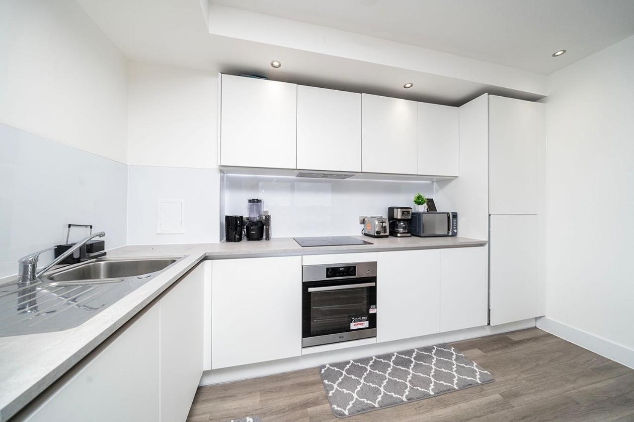 Deluxe Double Bed In Shared Near Canary Wharf, Airport & O2 Arena With Thames View Lägenhet *