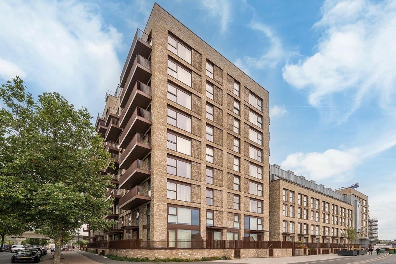 Deluxe Double Bed In Shared Near Canary Wharf, Airport & O2 Arena With Thames View Londen